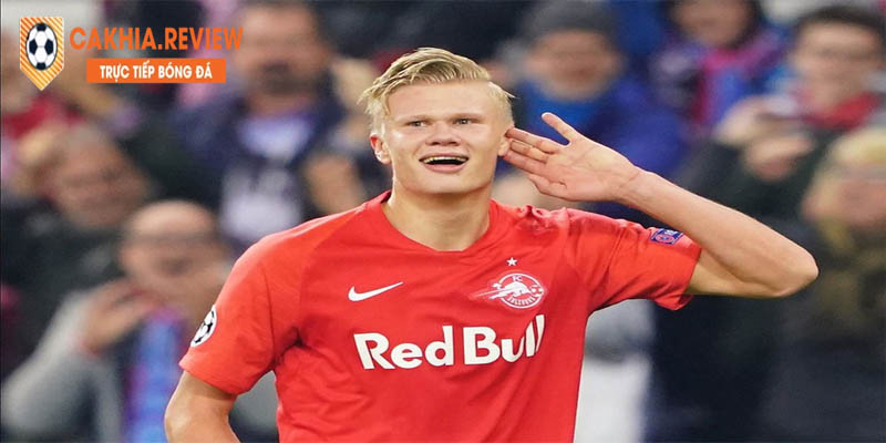 Haaland bắt đầu phát triển sự nghiệp trong màu áo CLB Red Bull Salzburg